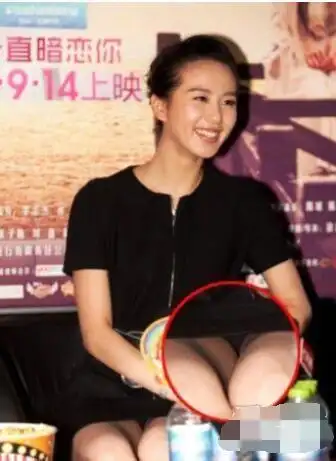 全场哗然!女星坐姿不当脸红又尴尬!