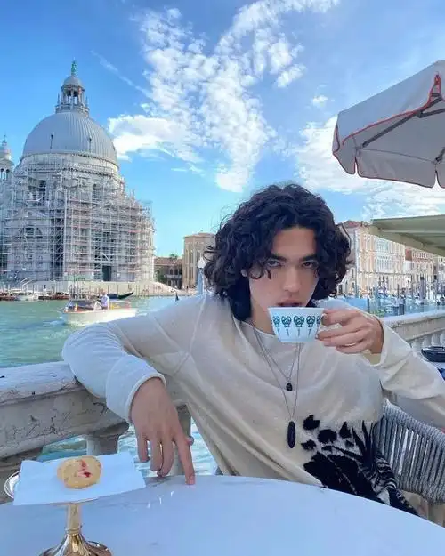 爱尔兰日本混血小鲜肉conangray的快乐生活只有诗和远方