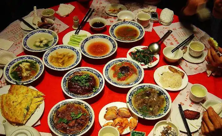 有一千多年历史的洛阳水席,菜像流水一样不停端上来,实在好吃