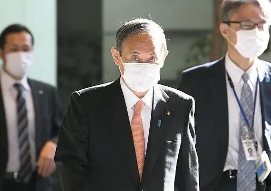 菅义伟向靖国神社供奉祭品安倍晋三前往参拜