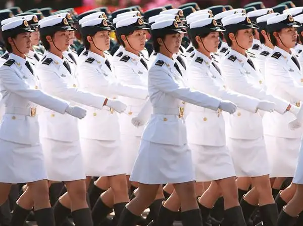 海,空三军选派,她们是陆军领队奕馨,海军领队魏韵萧,空军领队谭艳梅