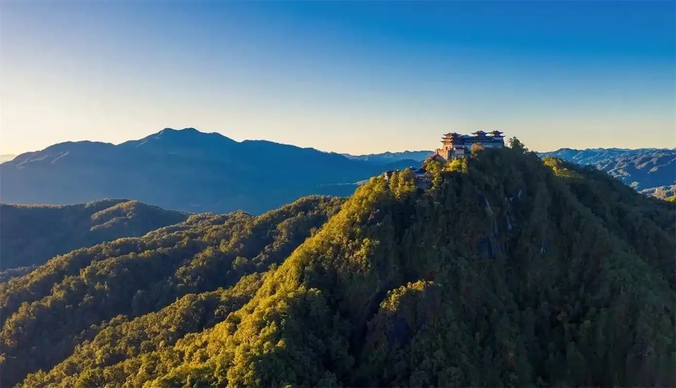 总要去趟腾冲吧# 【登云南腾冲云峰山 览极致风景】云峰山位于云南