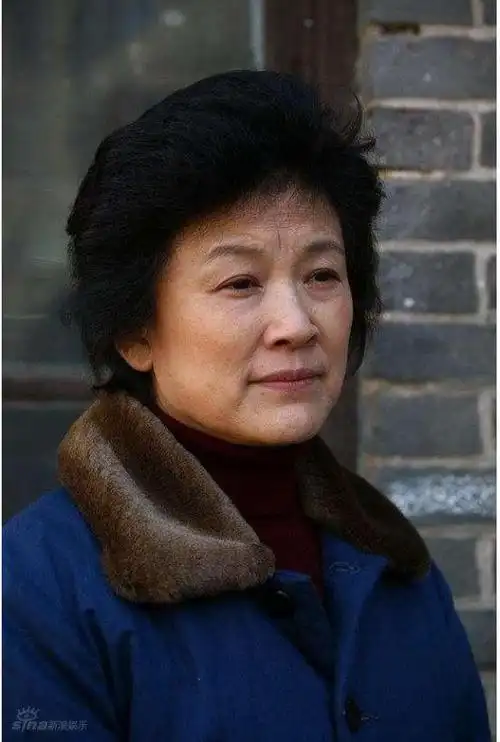 67岁的老戏骨跑龙套出身没想到在做奶奶的年纪当上了妈妈