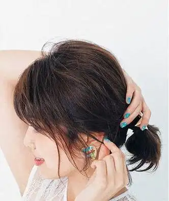 【一款】step1:齐刘海的短直发稍微的用梳子整理一下,更显蓬松哦.