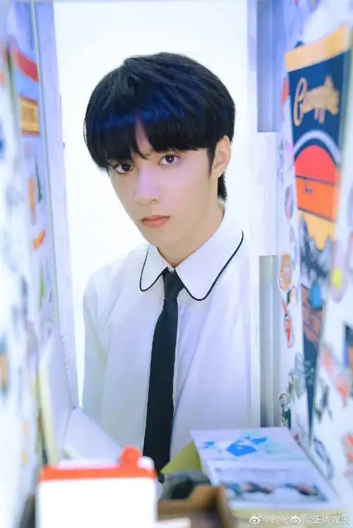 刘耀文夏日白衬衫随拍##刘耀文你要快乐花絮照