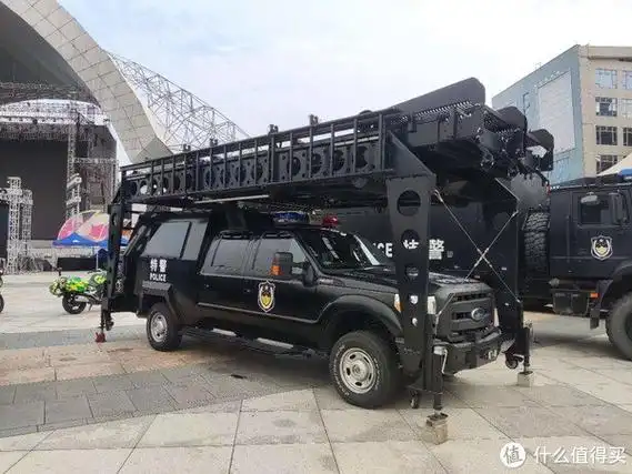 特警攀登突击车安龙重型反恐车比普通的警车高大了许多,有点象大学生
