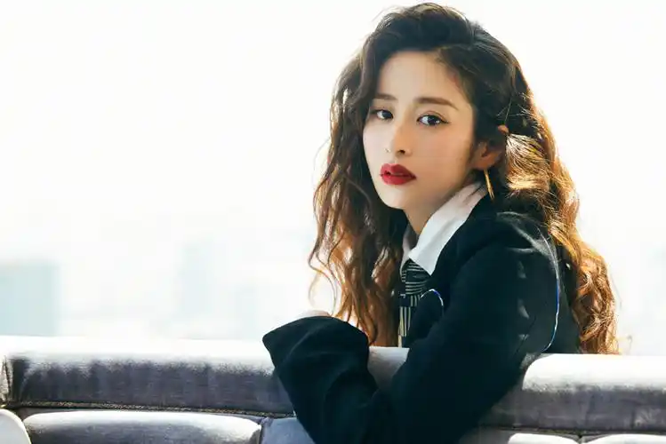 分享一组颖儿图片给大家,图中的明星图片壁纸会点缀你的电脑桌面,美化