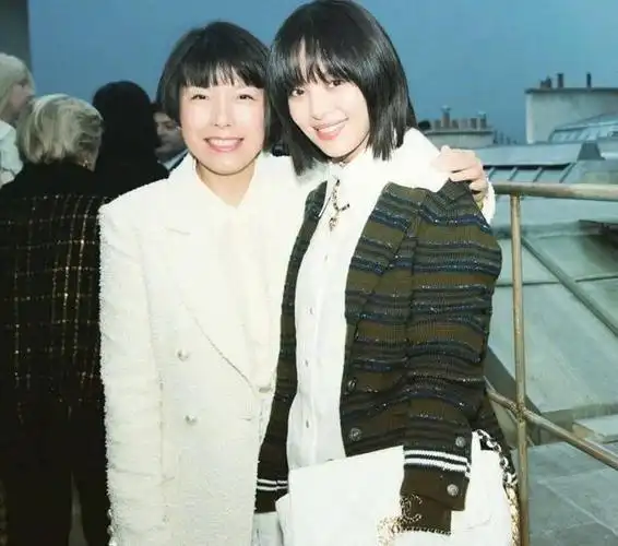 著名时尚杂志《vogue》的中文版总编辑张宇,和众多明星合影,有的明星