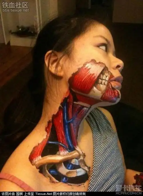 > 妹子,你的纹身太恐怖了,男人看了会软掉的呀!