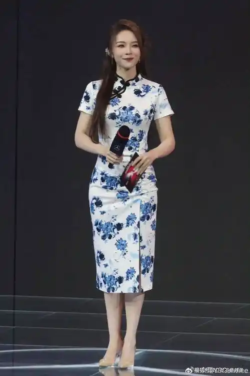 rita黑s穿搭曝光,网友狂赞高级感!解说颜值与实力兼备?