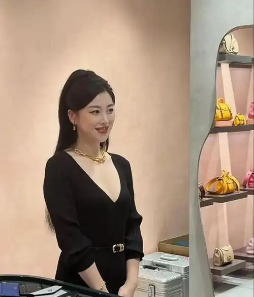 朱珠生图曝光戴金链子穿深v露出事业线被指像卖珠宝的售货员