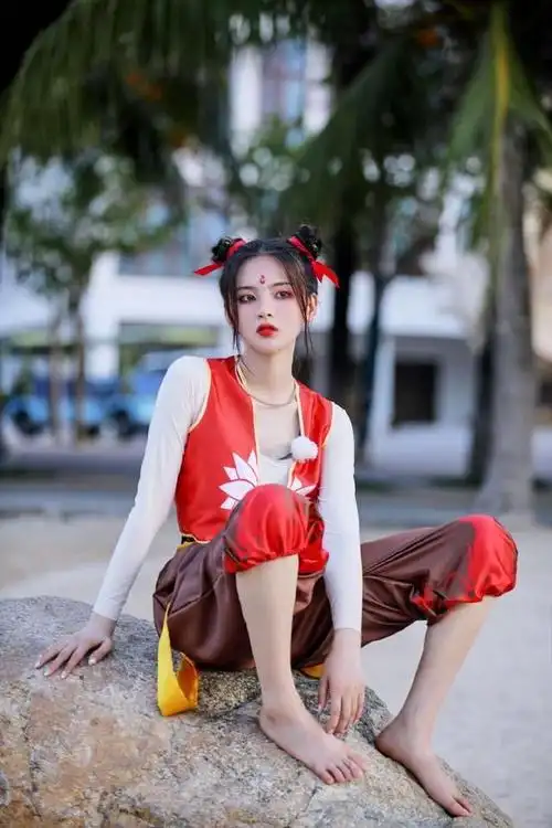 杨超越cos哪吒造型惊艳变身小妖怪这张脸可塑性真的太强了