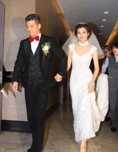 贾静雯孙志浩离婚9年同框!前夫一头白发,当年夺女如今为爱原谅