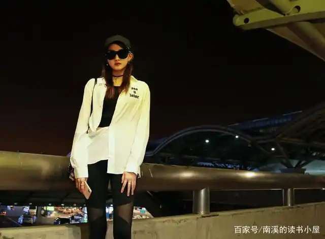 错位扣纽扣的衬衫穿法,简约白衬衫搭配黑色瑜伽裤,大秀完美长腿