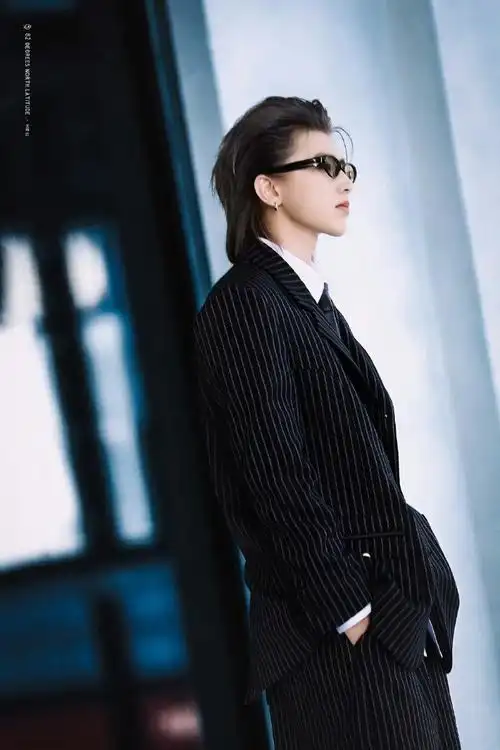 蔡徐坤今日出席haus nowhere韩国开幕活动,条纹平驳领西服搭配短裤