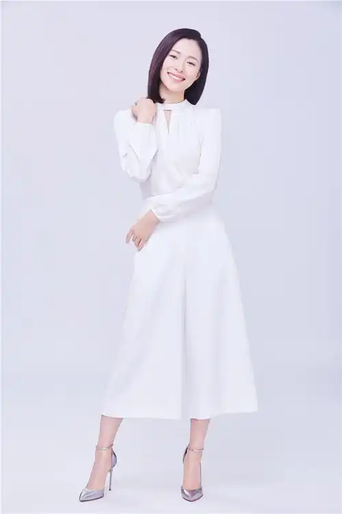 江一燕曝清新写真大片 尽显冬日优雅之美