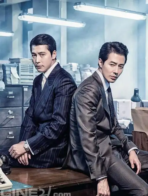 赵寅成和郑雨盛为cine21拍摄的周年画刊.