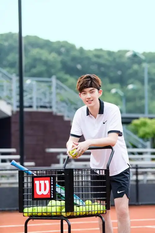 董力化身网球少年 青春洋溢活力无限