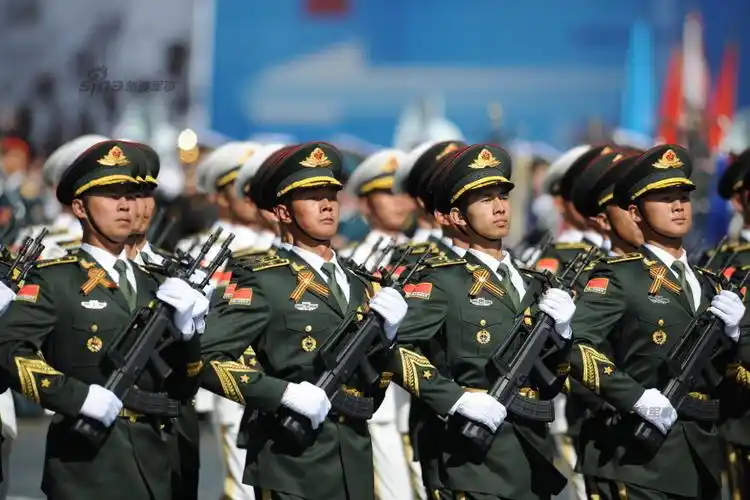 5月7日,在俄罗斯首都莫斯科,中国人民解放军三军仪仗队在彩排中列队行