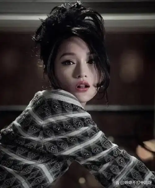 整体的气质很像狐狸,也像精灵眼睛大而修长,略微上挑,清丽又妩媚小小