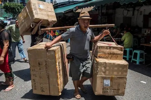 肩挑重担虽然辛苦,有活就有了生活的希望.