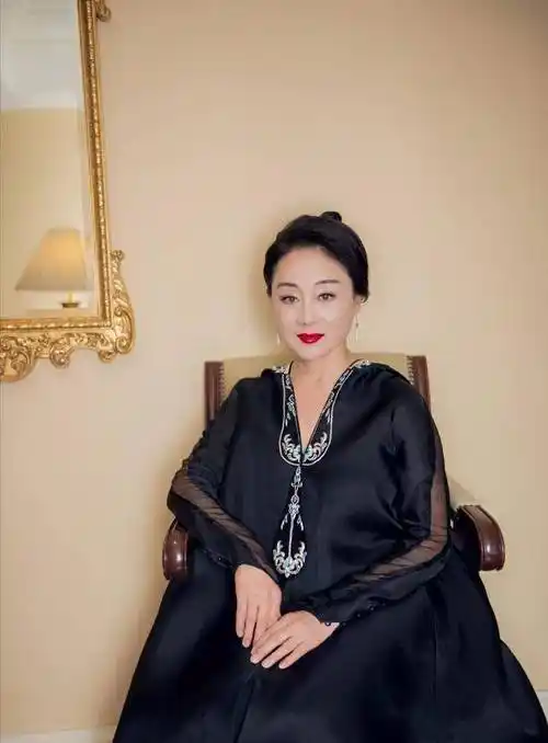 原创57岁王姬好惊艳穿黑色蕾丝长裙优雅大方母女同框气质比女儿好