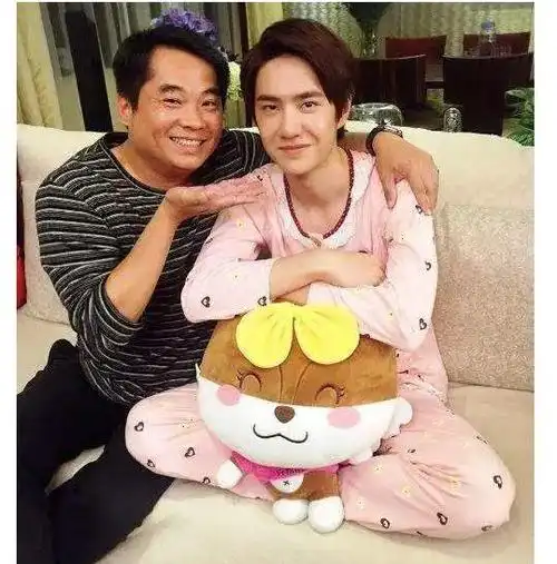 看到他姐姐的照片, 网友: 我彻底沦陷了|王一博|天天向上|舞台_新浪