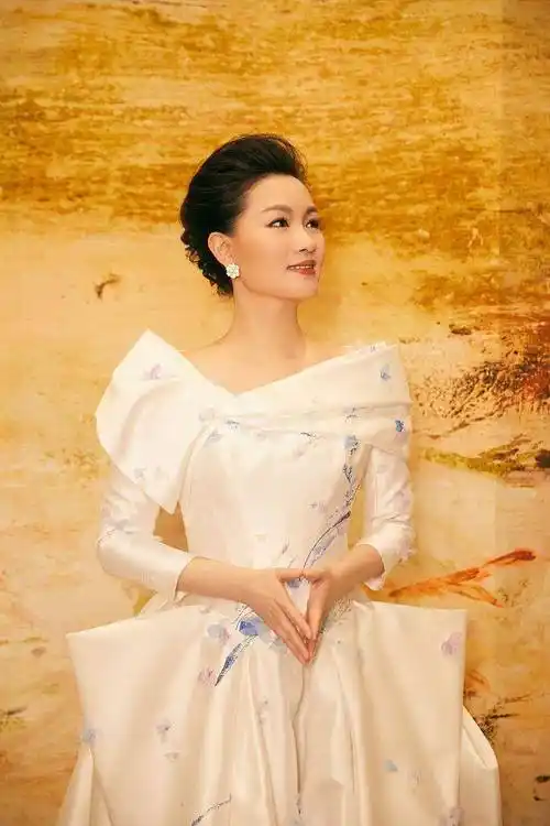 雷佳亮相2021金鸡奖着水墨印花蓬蓬裙演绎华美大片