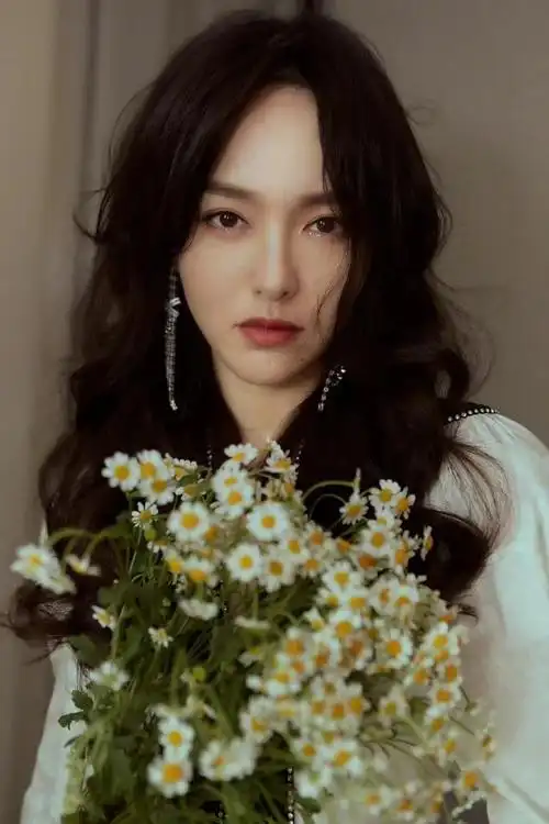 唐嫣留长卷发太美了一袭黑白连衣裙清新优雅手捧鲜花尽显浪漫