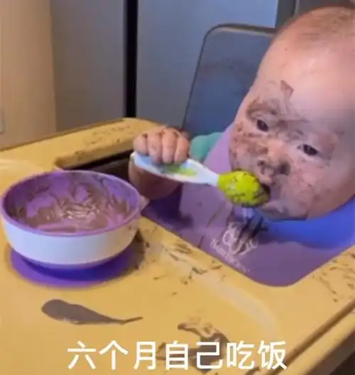 孩子自主进食吃整脸,萌翻一众网友,黄金期培养饮食好习惯很重要