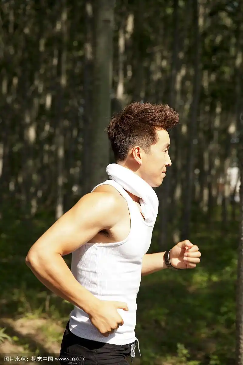 一个青年男人跑步