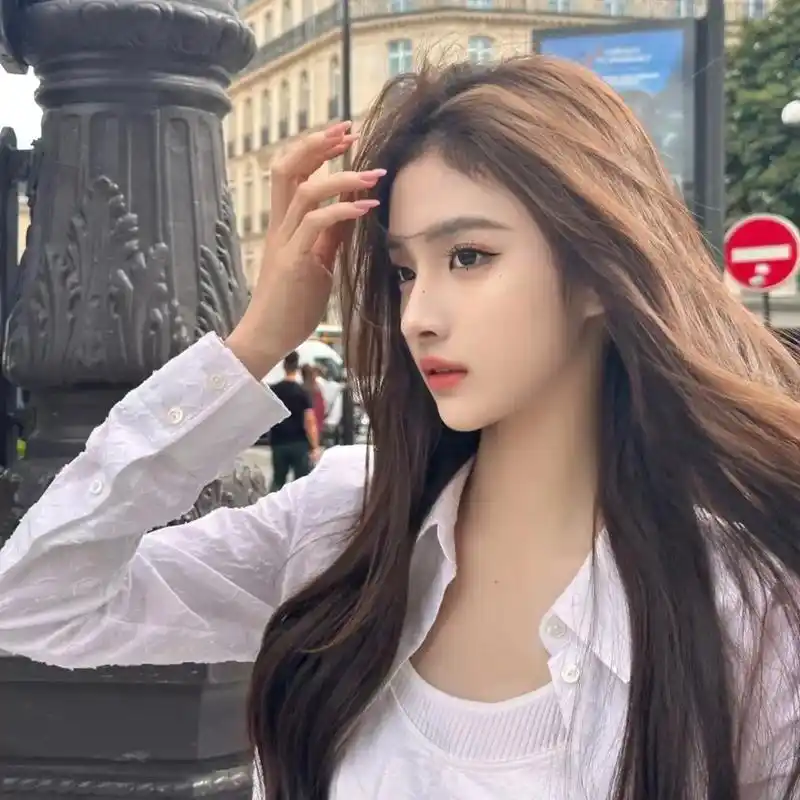 侧颜杀小姐姐头像 - 抖音