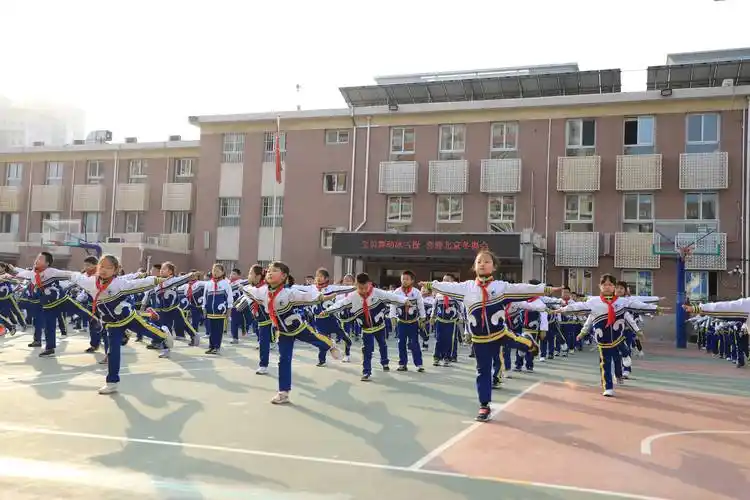 石景山区古城第二小学分校的学生正在做"冰雪课间操".