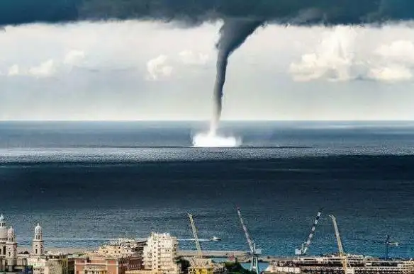 大自然的恐怖魔法:火龙卷与水龙卷!