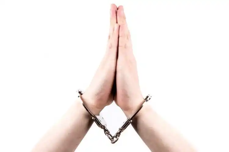 戴着手铐的双手图片第6张