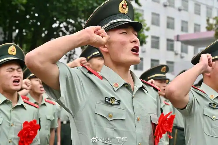 泪别退役老兵亲吻武警部队旗