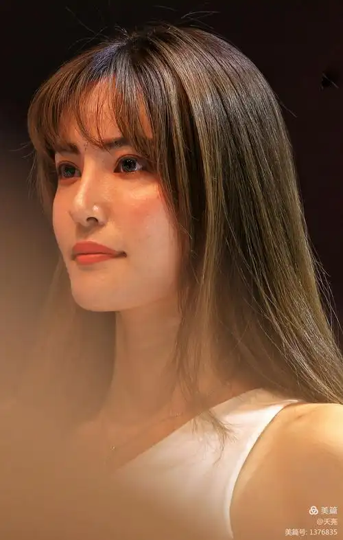 中心看2019青岛国际车展随手拍摄了几幅车模美女人物肖像特写的照片