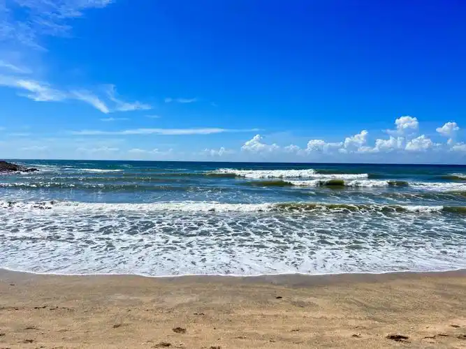 海边惠州双月湾日出银沙盐晶礁石酒吧