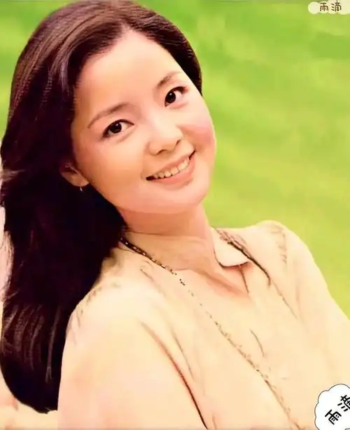 邓丽君美吗?艺术家庄奴曾这样评价她!致邓丽君逝世28周年