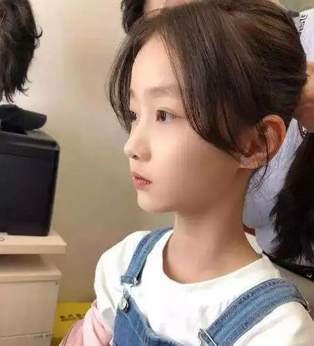 赵薇女儿"小四月"因颜值太高,被全网禁止整容,现在变啥样了?