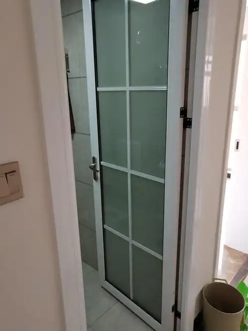 它的款式和种类也比较多,有机玻璃的盛行,让卫生间玻璃门颇