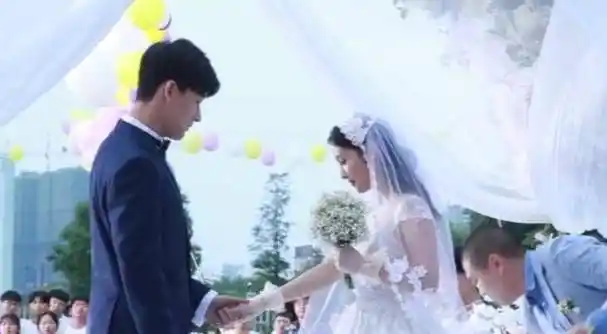 原创《只喜欢你》乔一言默婚礼,张雨剑按脑袋吻太猛,吴倩配合转圈圈
