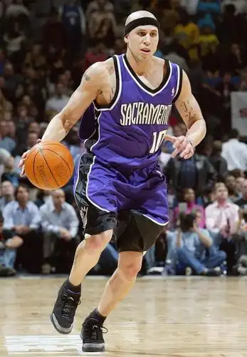 他是那支最华丽国王队的主力控卫,最终却只能黯然离开nba_毕比