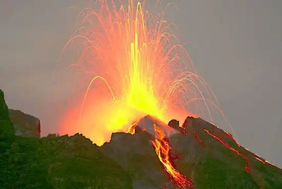 意大利斯特龙博利岛火山喷发 造成1死数人受轻伤