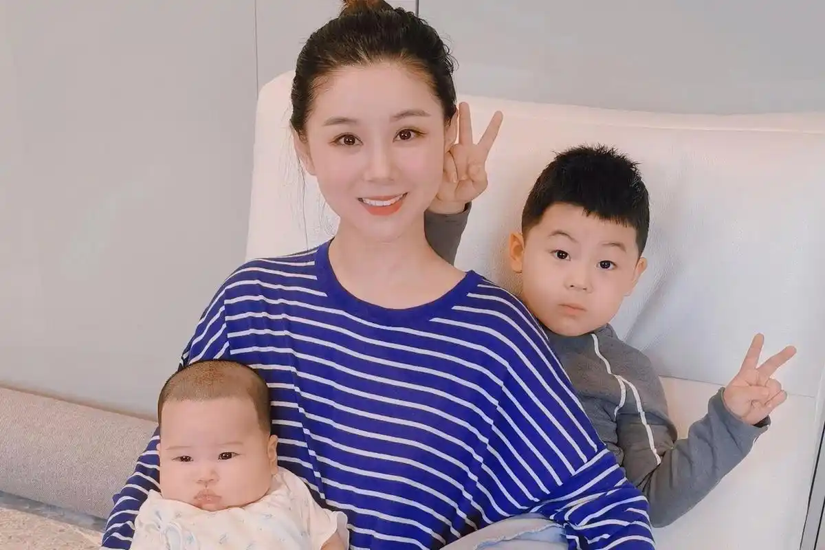 李小萌生二胎后恢复迅速,成为时尚辣妈.