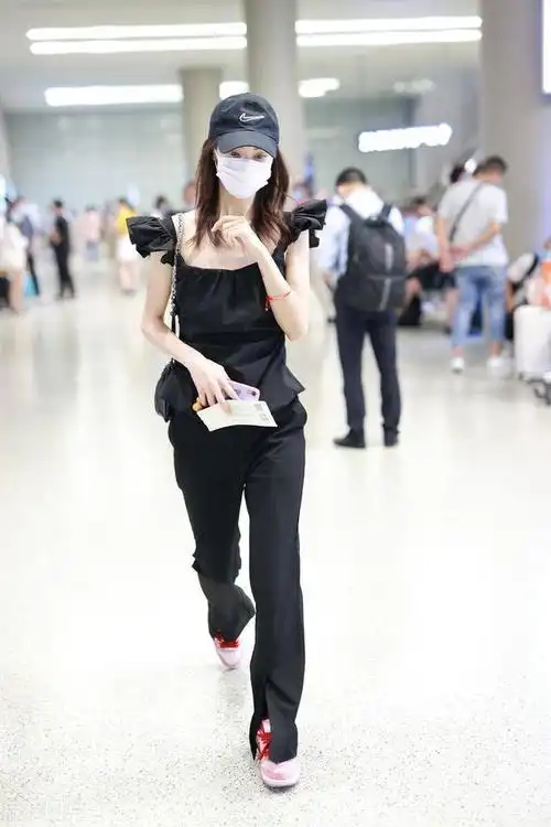 金晨现身机场,穿搭黑色荷叶无袖上衣,黑色裤子秀出好身材来