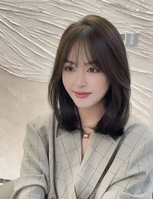 今年流行一种发型叫"锁骨发",洋气减龄显脸小,效果堪比整容