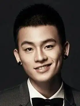 看这张照片是不是长得像欧豪,看上去干净纯净.