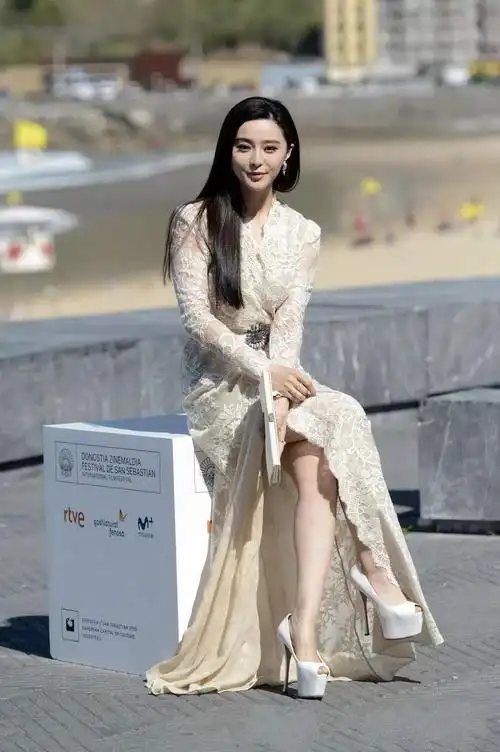 白色镂空连衣裙,个性十足,为自己加分,范冰冰搭配一双细跟高跟鞋,看