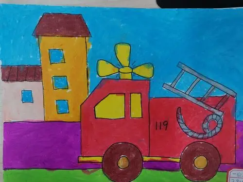 写美篇  同学们不仅用巧手制作消防车,还用彩笔画出了一辆辆消防车